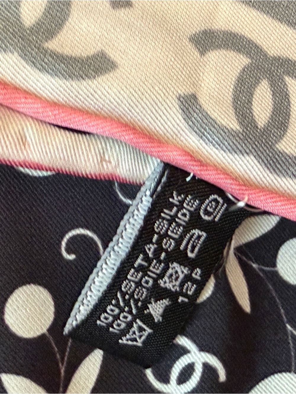 100% Silk 90cm Black & White Interlocking CC Silk Scarf - Picture 9 of 9